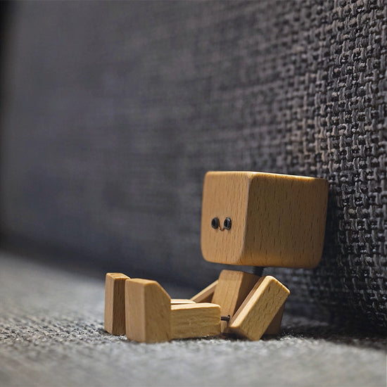 Free Shipping Shaking Feet Wooden Doll with magnetic expression accessories for decoration