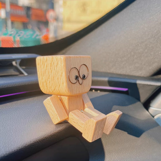 Free Shipping Shaking Feet Wooden Doll with magnetic expression accessories for decoration